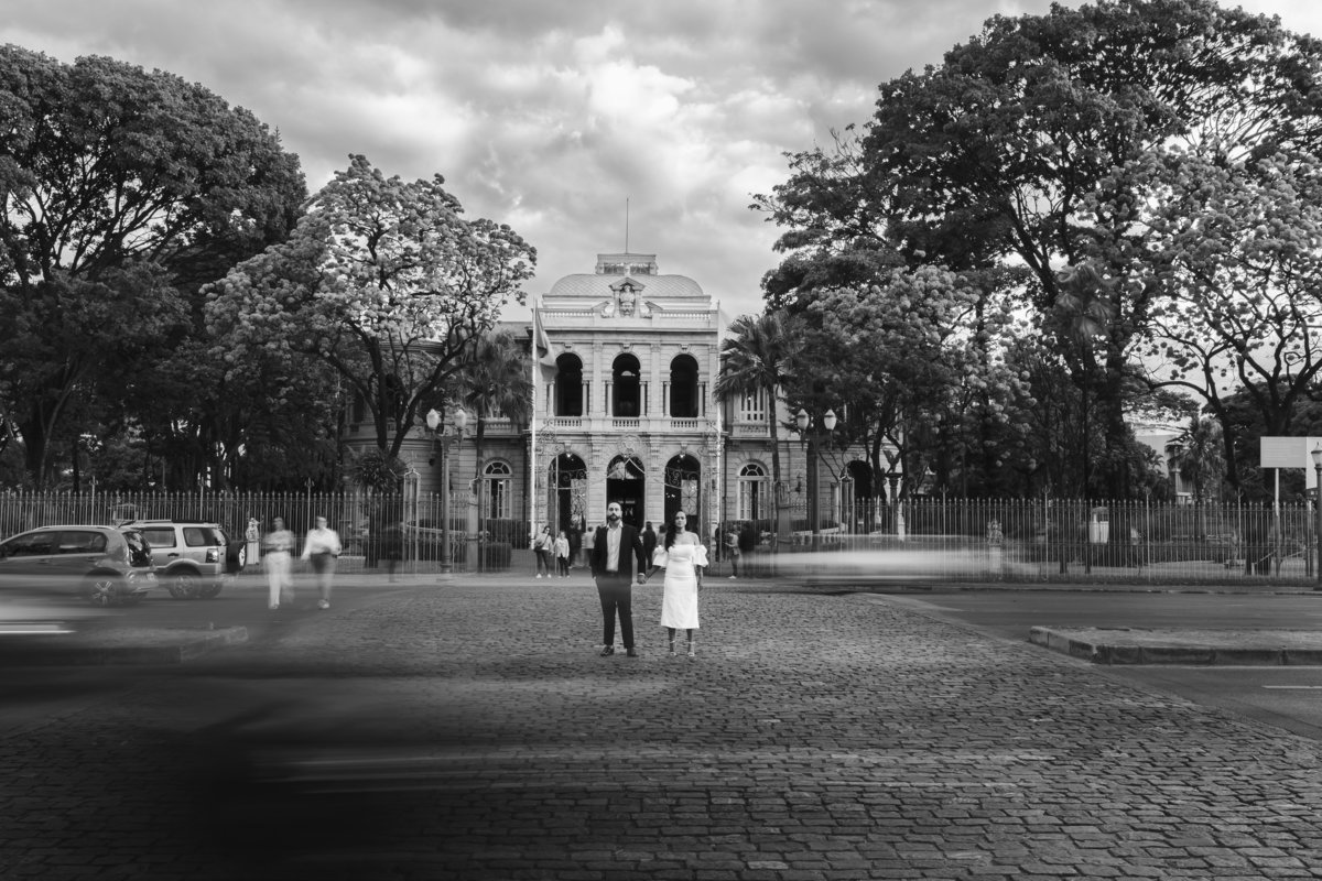 Retrato em preto e branco do casal em frente ao Palácio da Liberdade