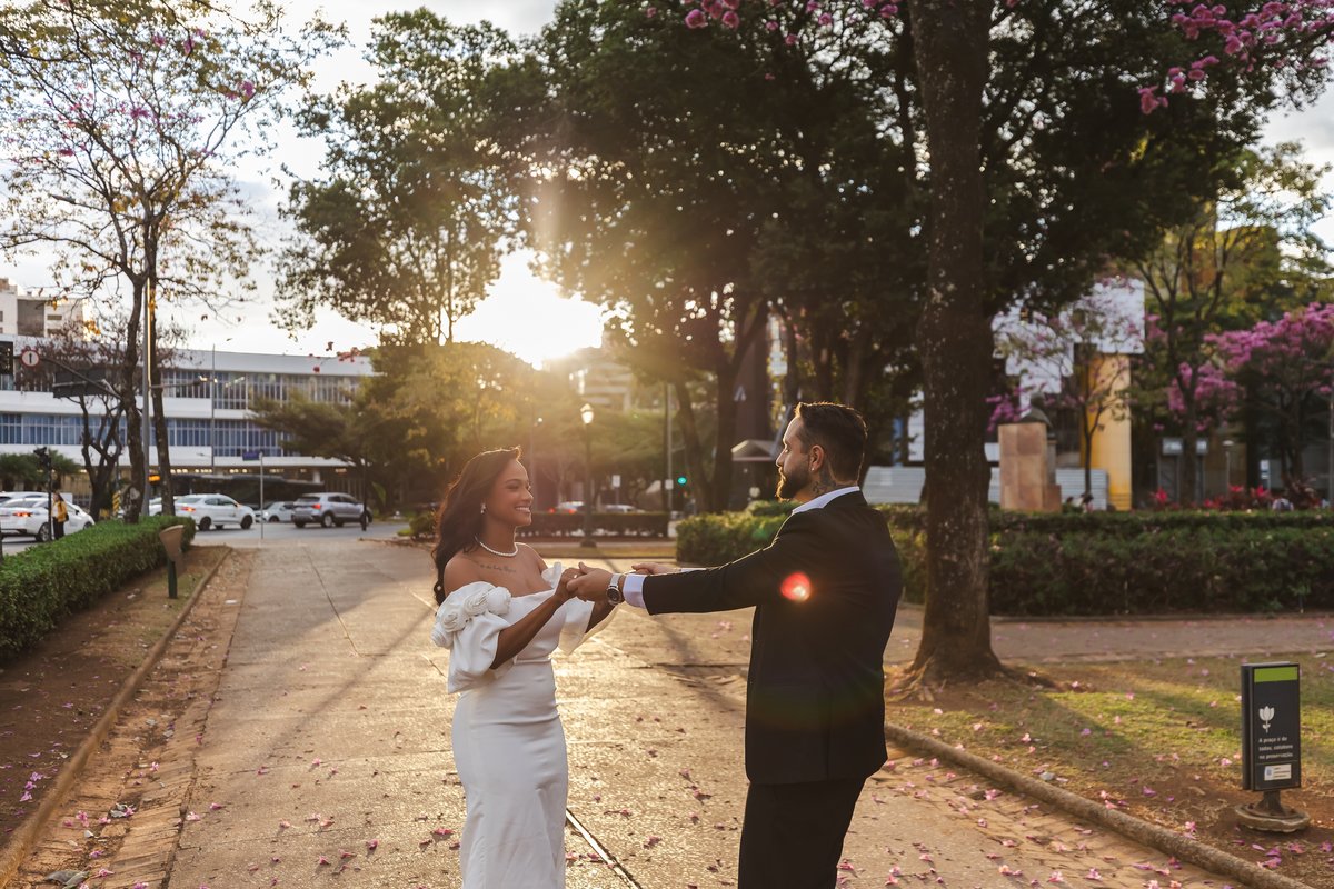 Casal em ensaio pré-wedding na alameda arborizada da Praça da Liberdade