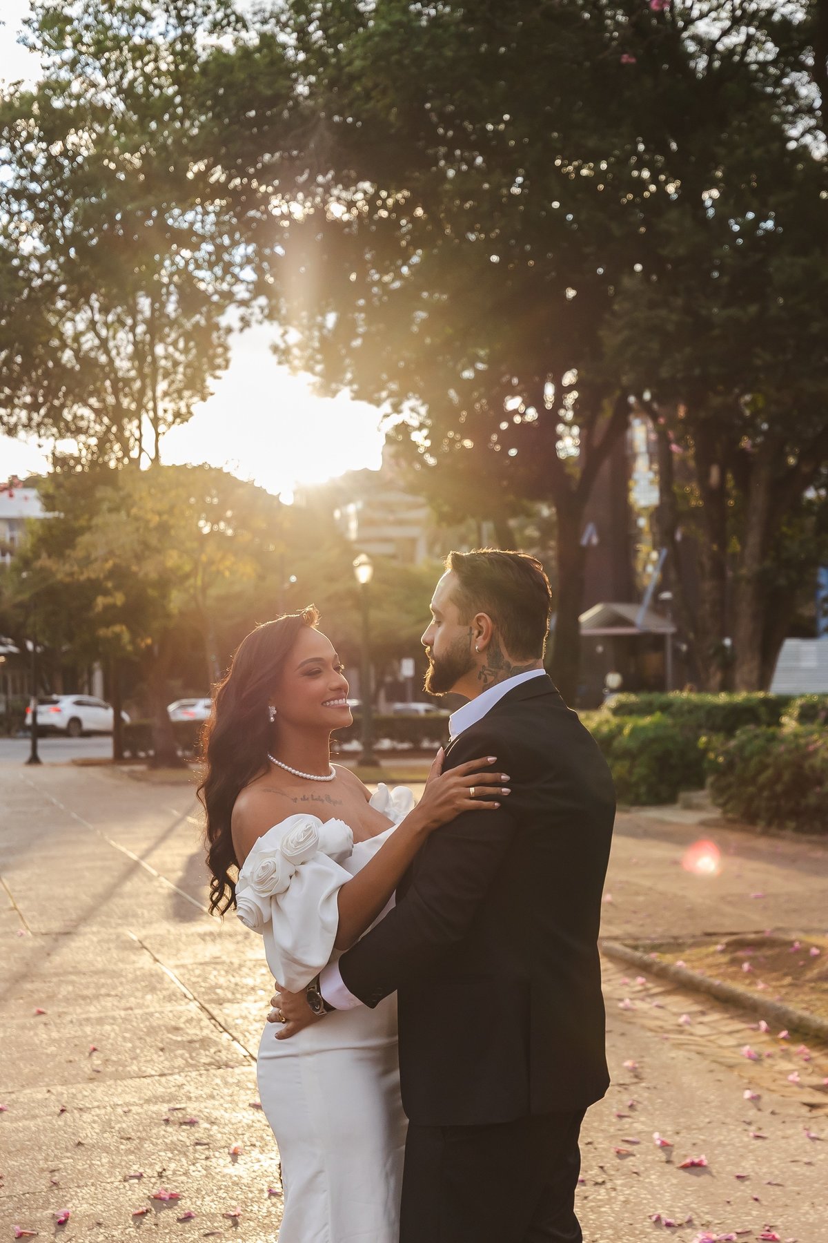Casal se abraçando ao entardecer na Praça da Liberdade
