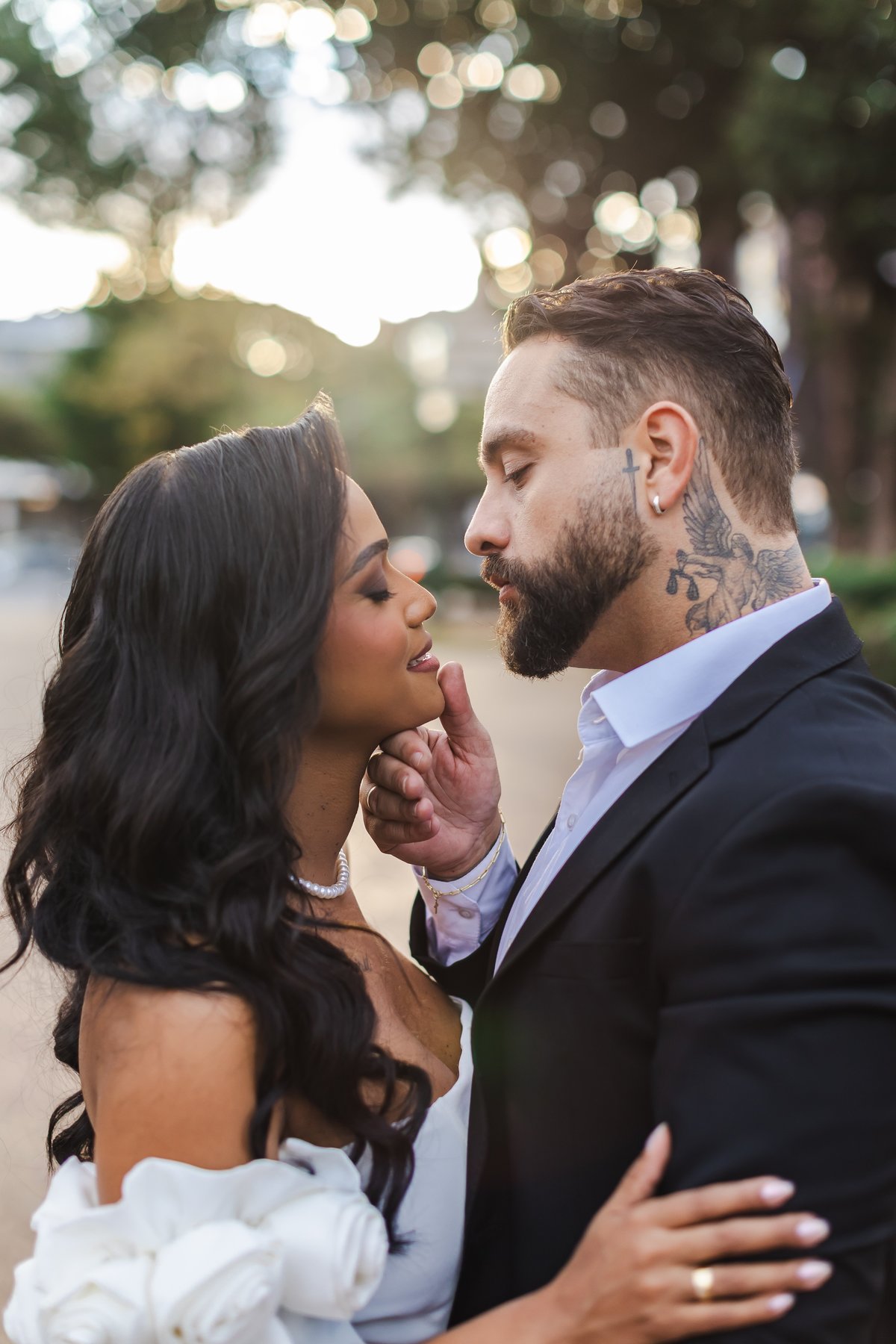 Momento de carinho do casal durante ensaio pré-wedding em BH
