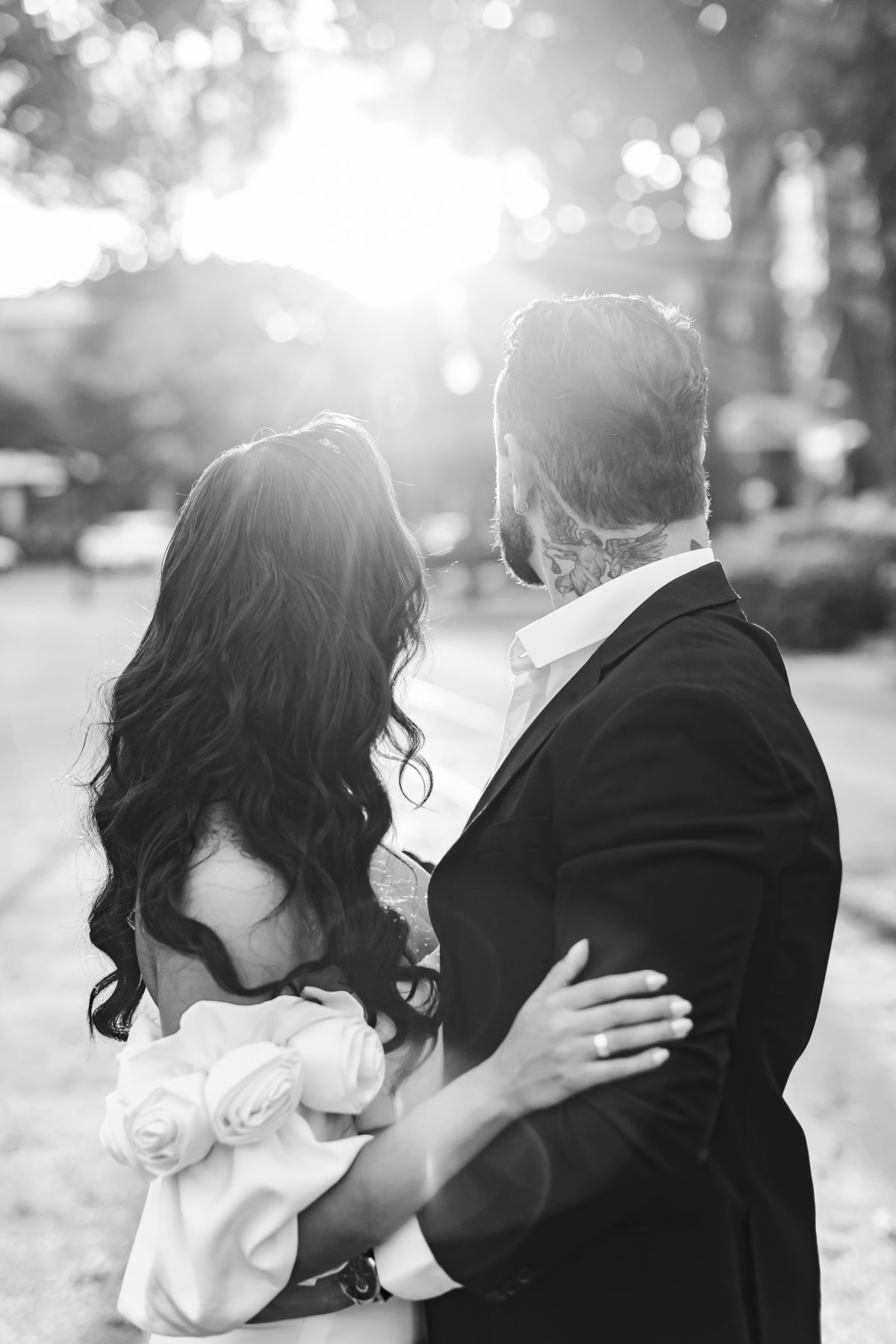 Retrato em preto e branco do casal na Praça da Liberdade