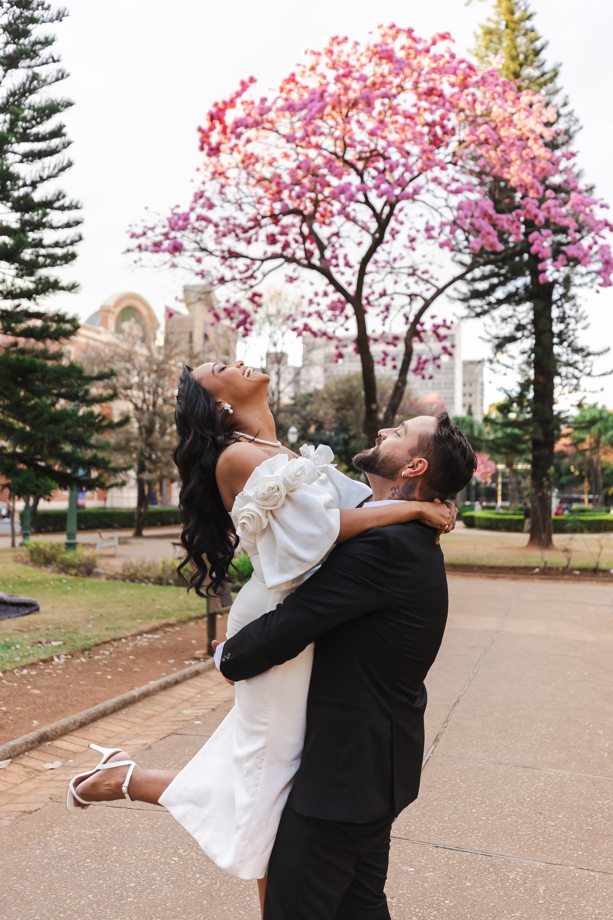 Casal em frente ao Palácio da Liberdade cercado pelos ipês