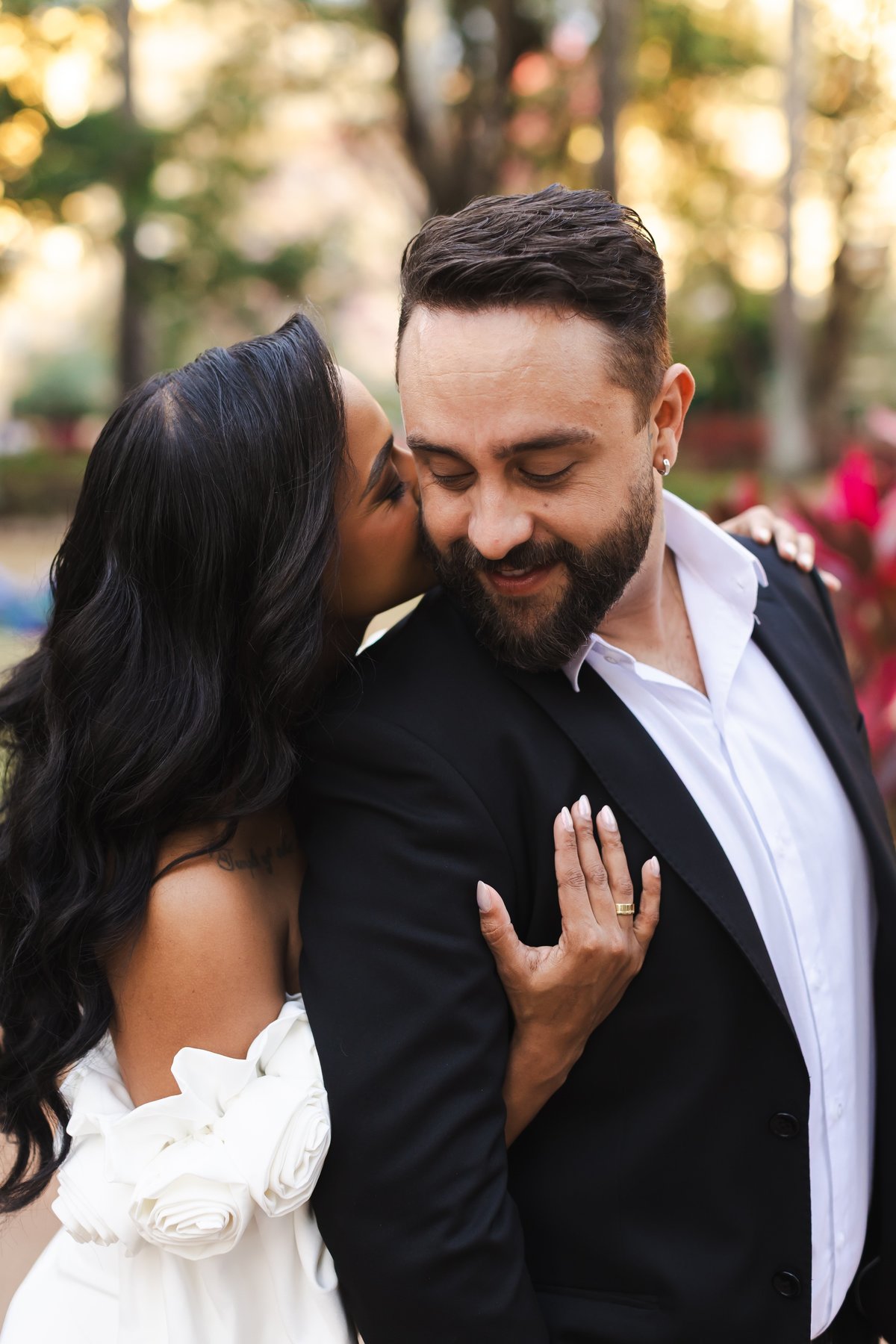 Momento de carinho do casal durante ensaio pré-wedding em BH