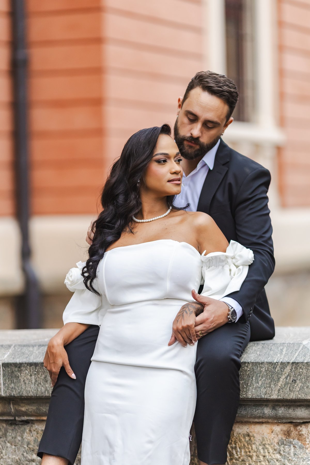Casal em momento de intimidade durante ensaio pré-wedding em BH