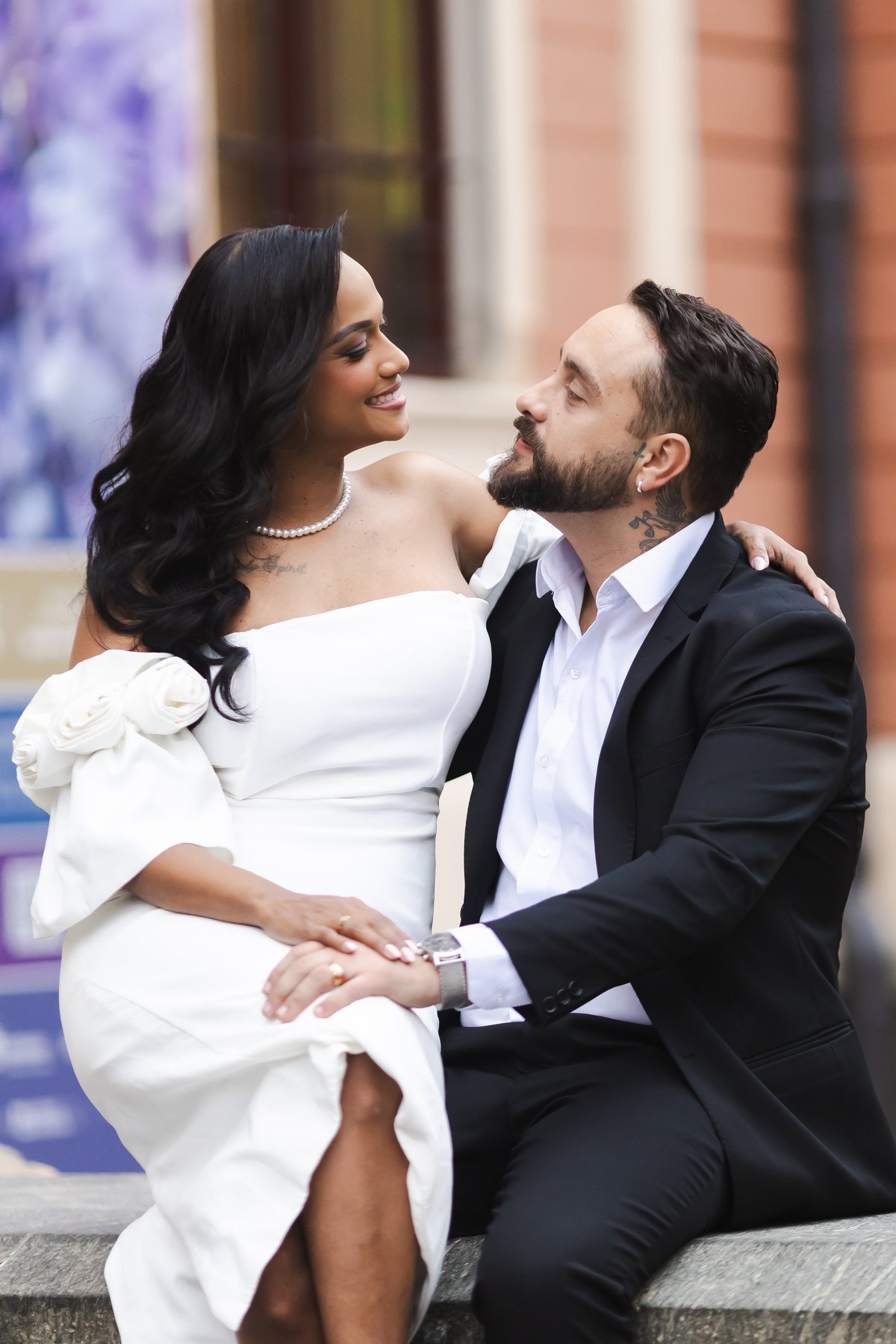 Casal abraçado durante ensaio pré-wedding na Praça da LiberdadeHorizonte 