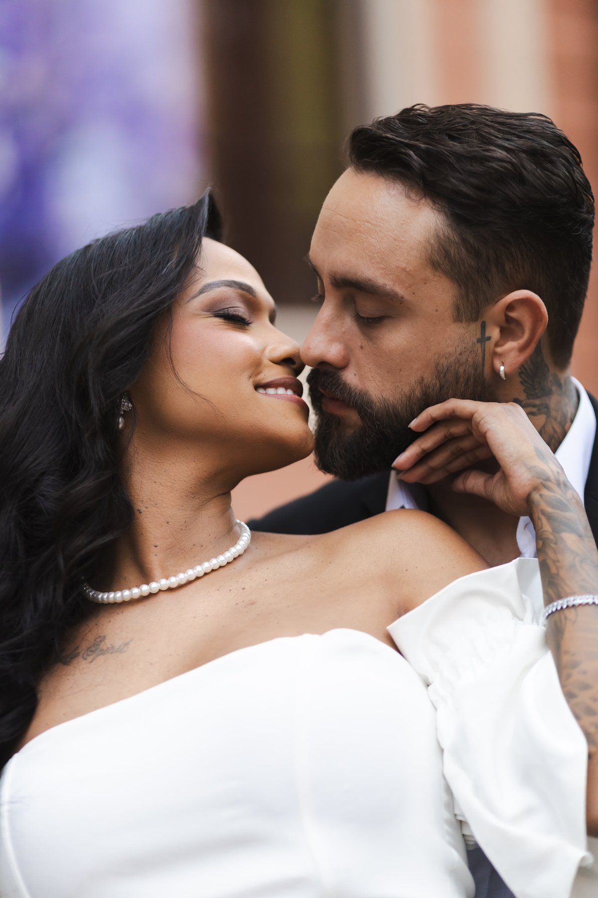 Casal em momento de intimidade durante ensaio pré-wedding em BH
