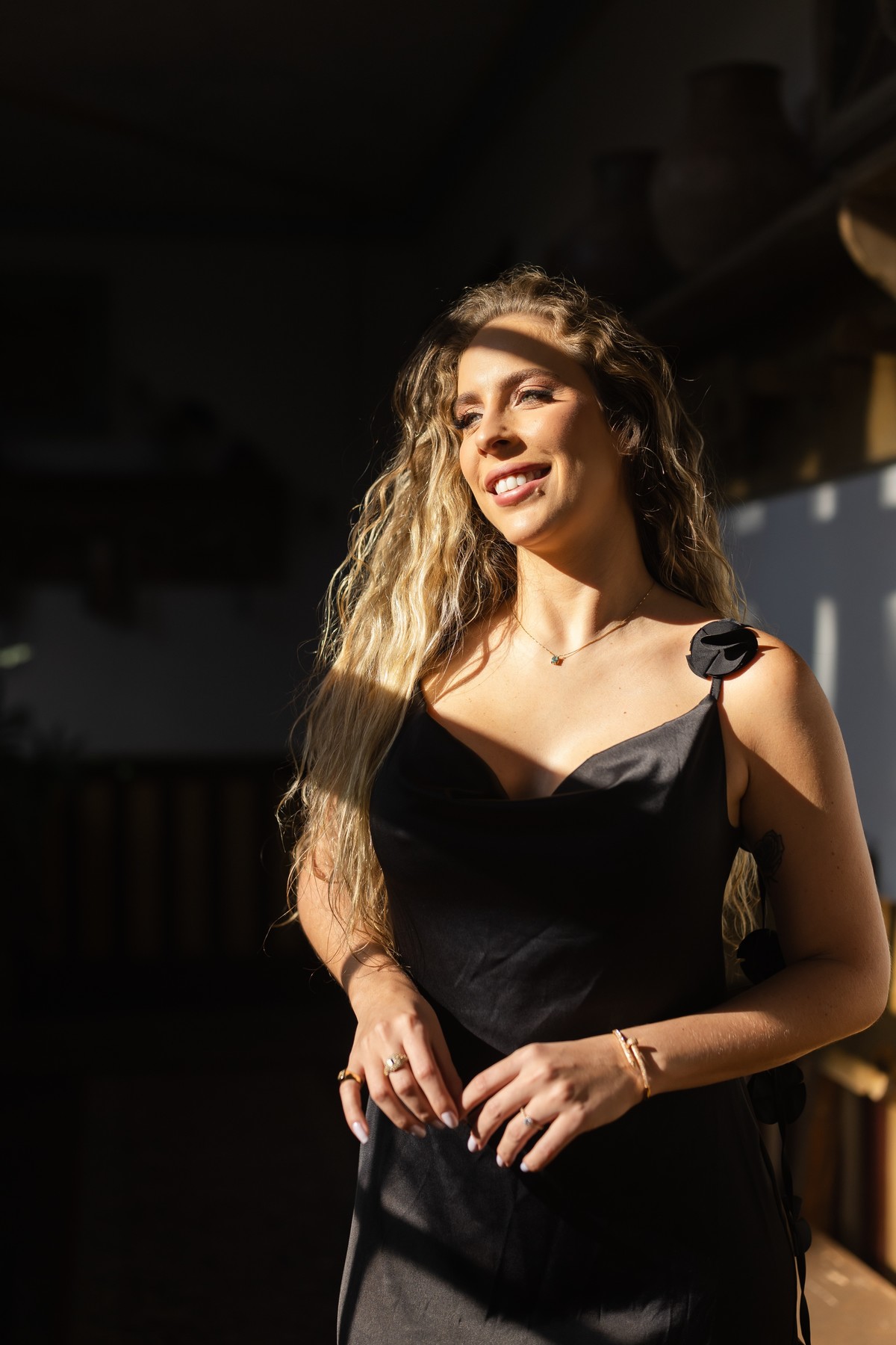 Rosa em pose solo, com o salão do hotel ao fundo