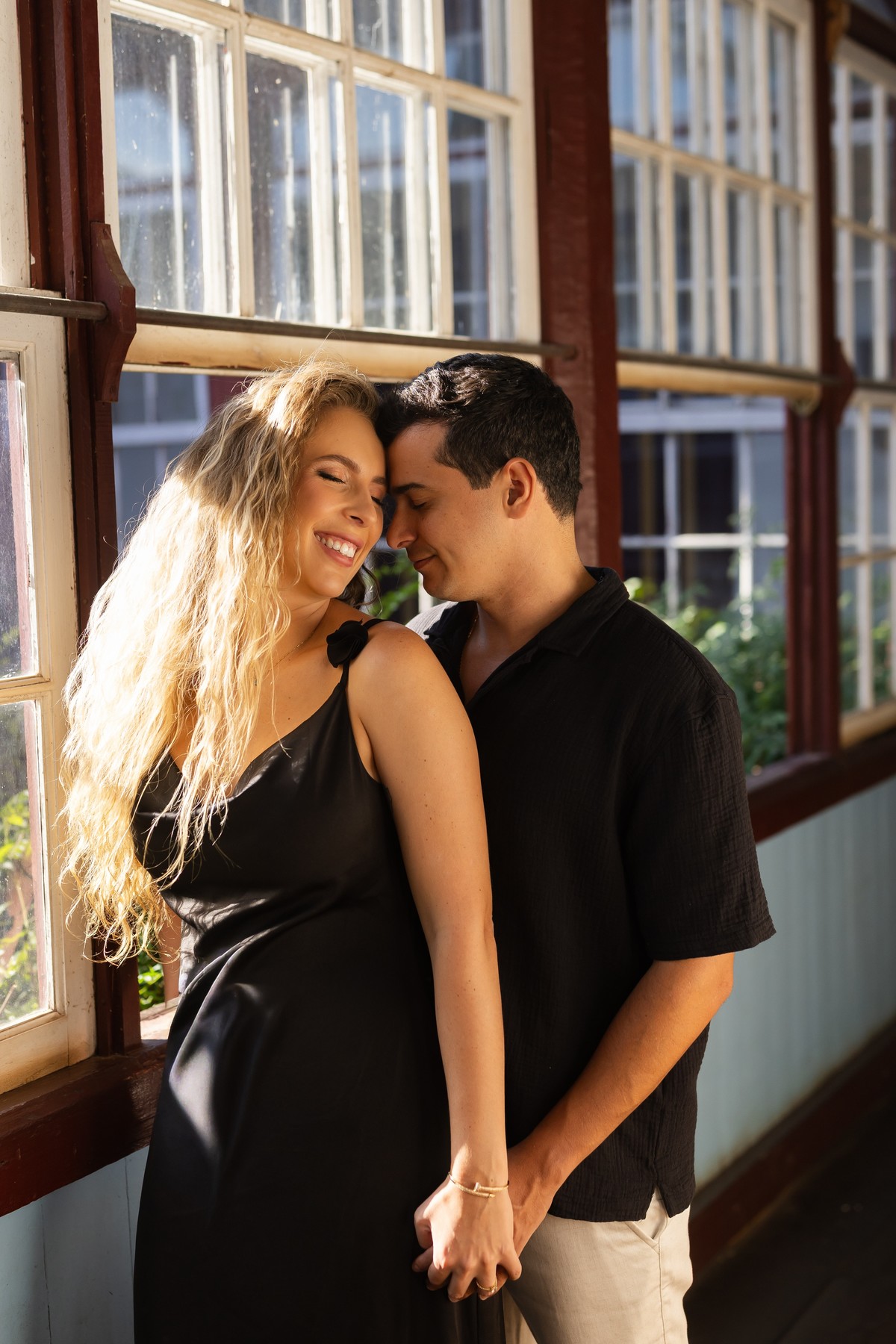 Rosa e Alef sorrindo, em momento de proximidade