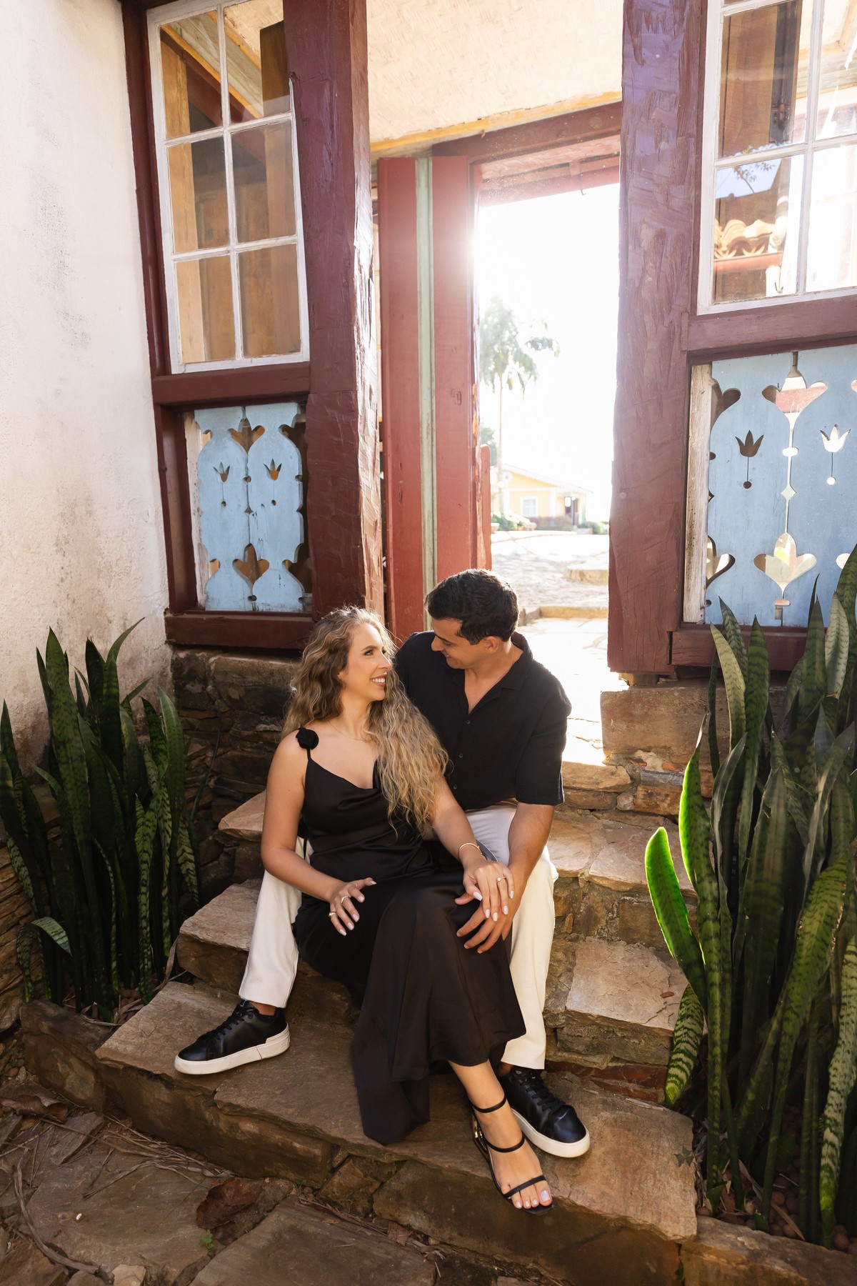 Ensaio pré-wedding no salão interno do Hotel Vila Relicário