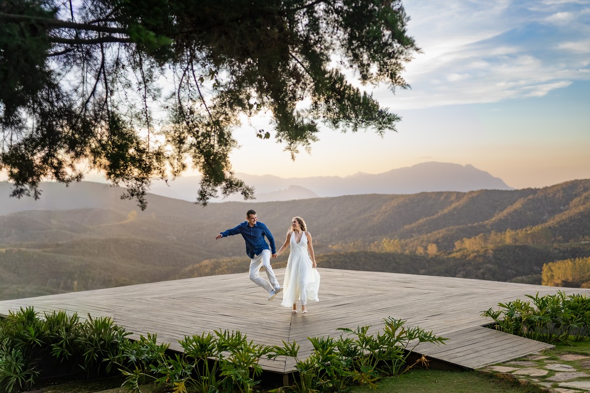 Casal em movimento no ensaio pré-wedding no Vila Relicário