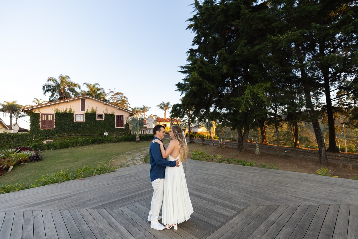 Rosa e Alef no acesso ao deck do Hotel Vila Relicário