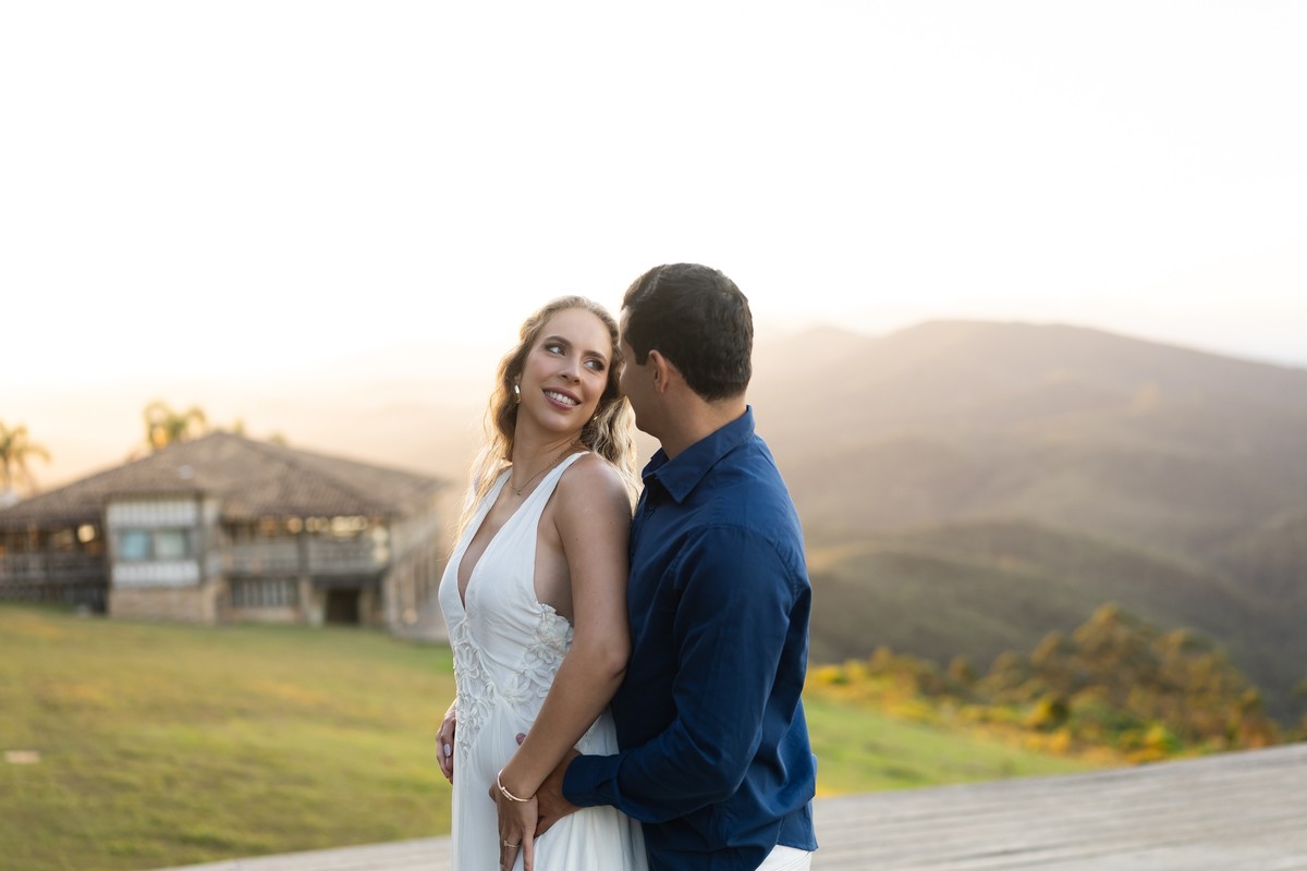 Casal admirando a paisagem serrana de Ouro Preto, no Vila Relicário