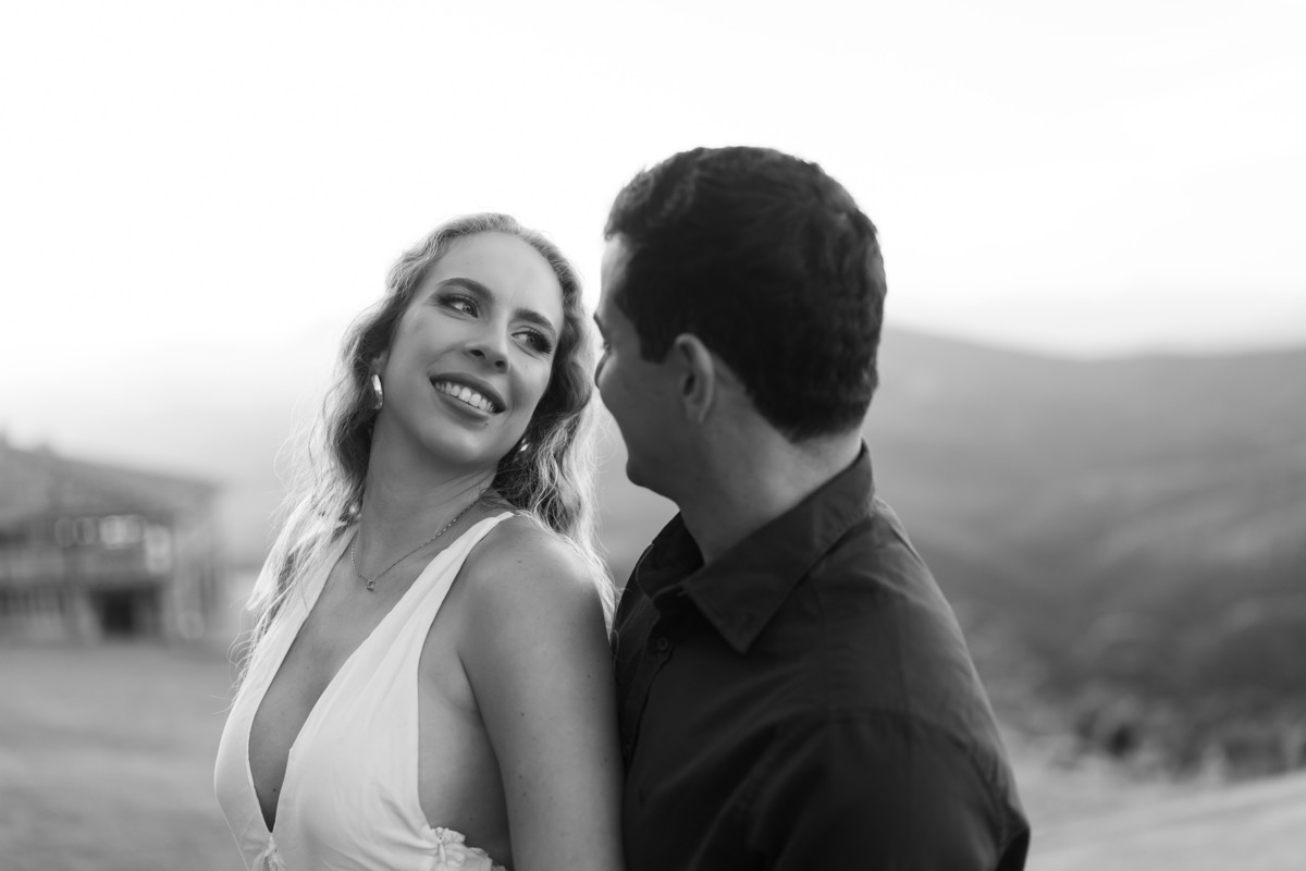 Rosa e Alef em retrato preto e branco, ensaio no Vila Relicário