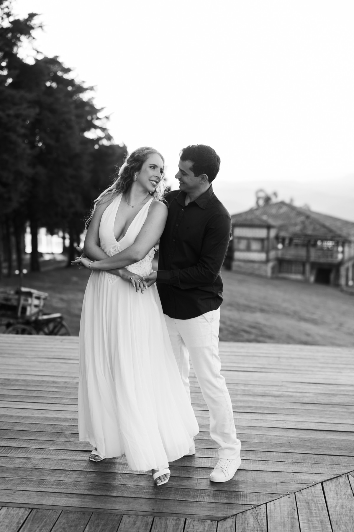 Casal em clima romântico, fotografia em preto e branco no hotel
