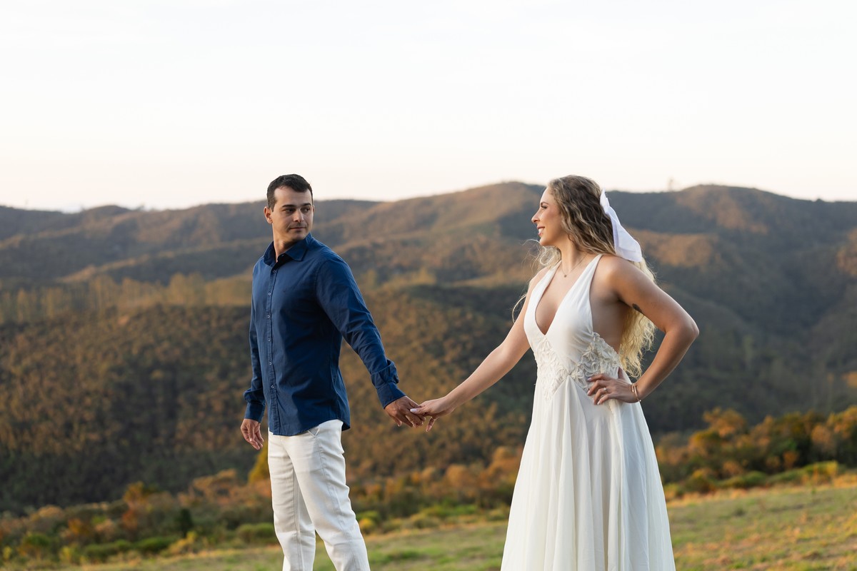 Rosa e Alef no gramado do Vila Relicário, ensaio pré-wedding