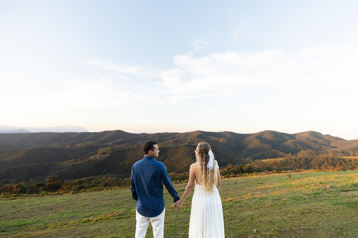 Casal contemplando a vista das montanhas de Ouro Preto