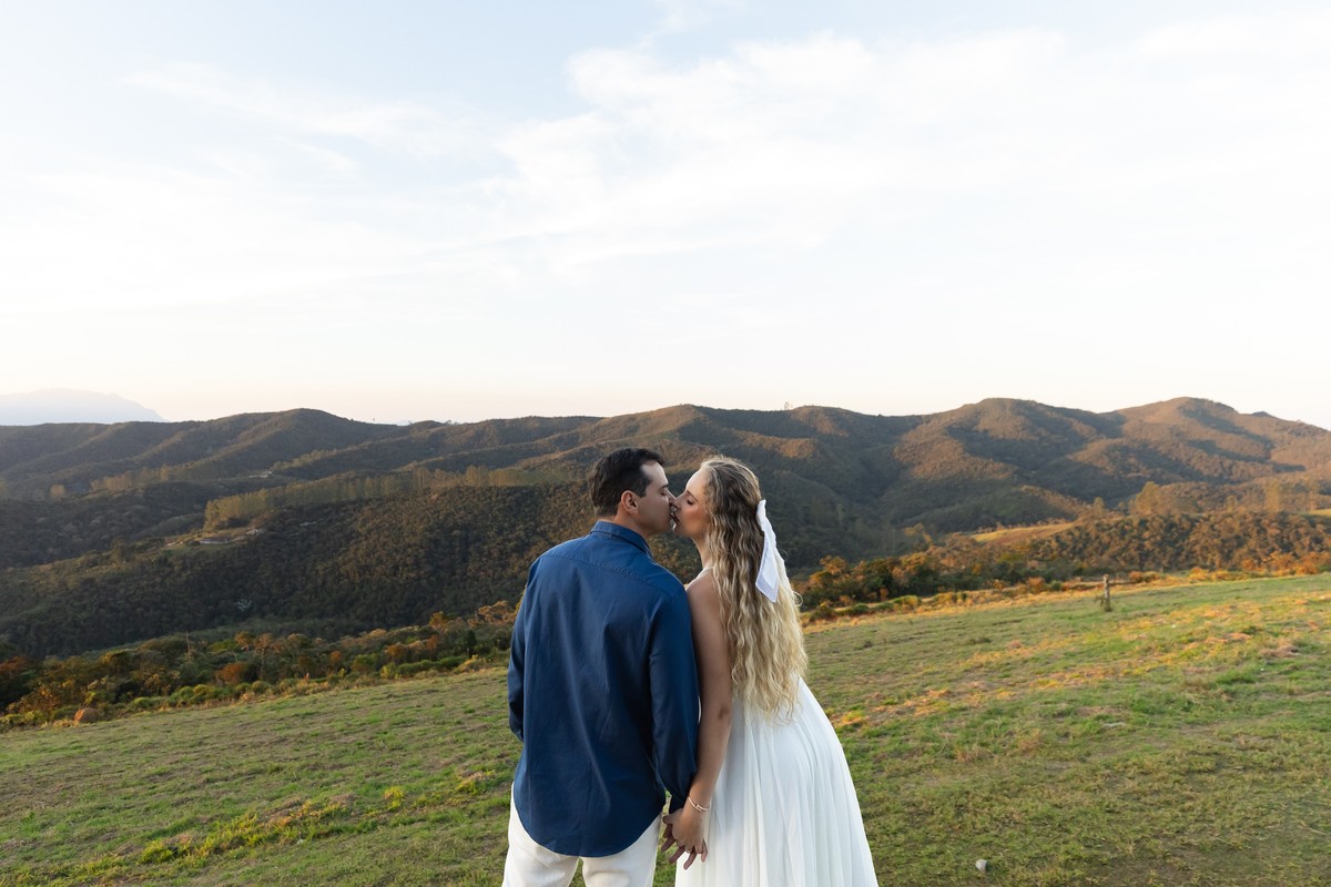 Rosa e Alef no gramado do Vila Relicário, ensaio pré-wedding