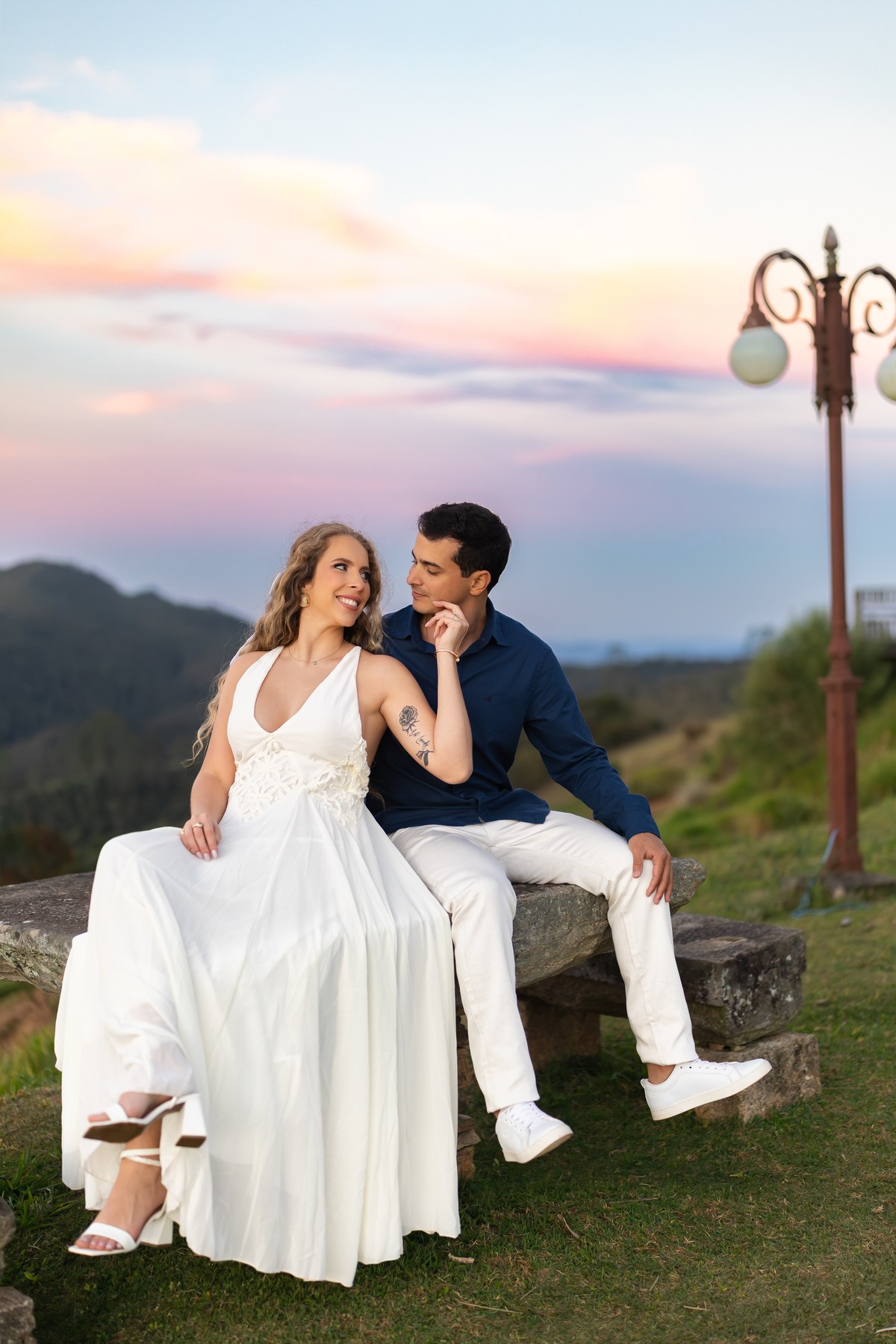 Casal sorrindo, sessão pré-wedding ao entardecer em Ouro Preto