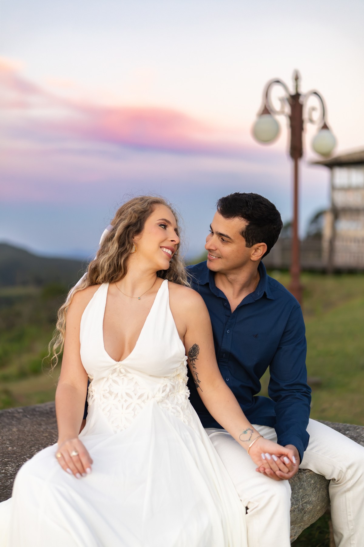 Casal se olhando, luz dourada do pôr do sol em Ouro Preto