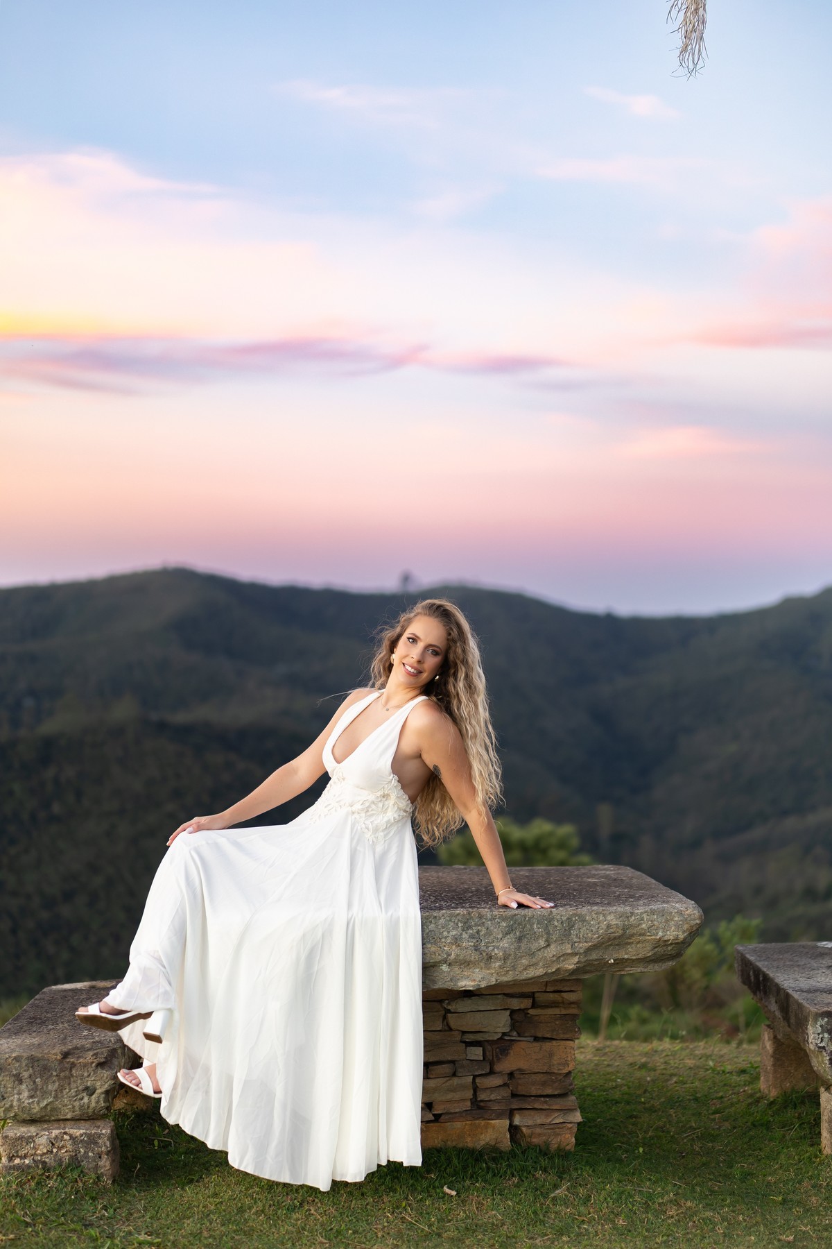 Casal se olhando, luz dourada do pôr do sol em Ouro Preto