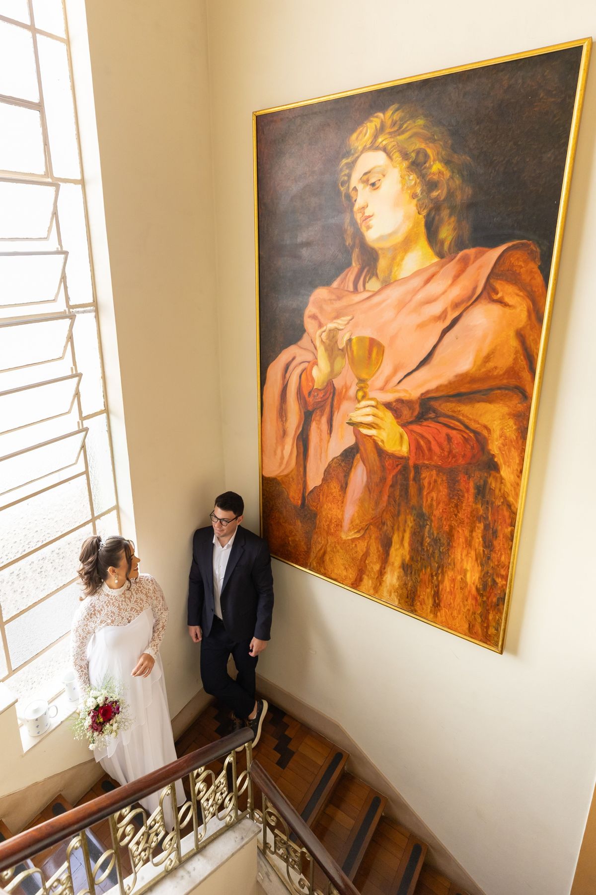 Tairine e Lucas em ensaio pré-casamento nas escadas da Casa Belloni