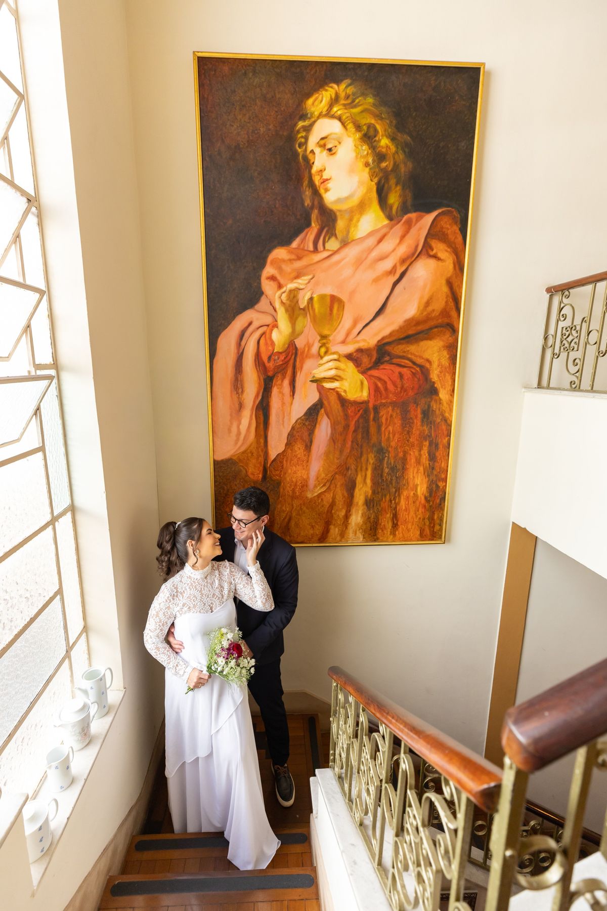 Ensaio pré-casamento na Casa Belloni Belo Horizonte com pintura sacra ao fundo