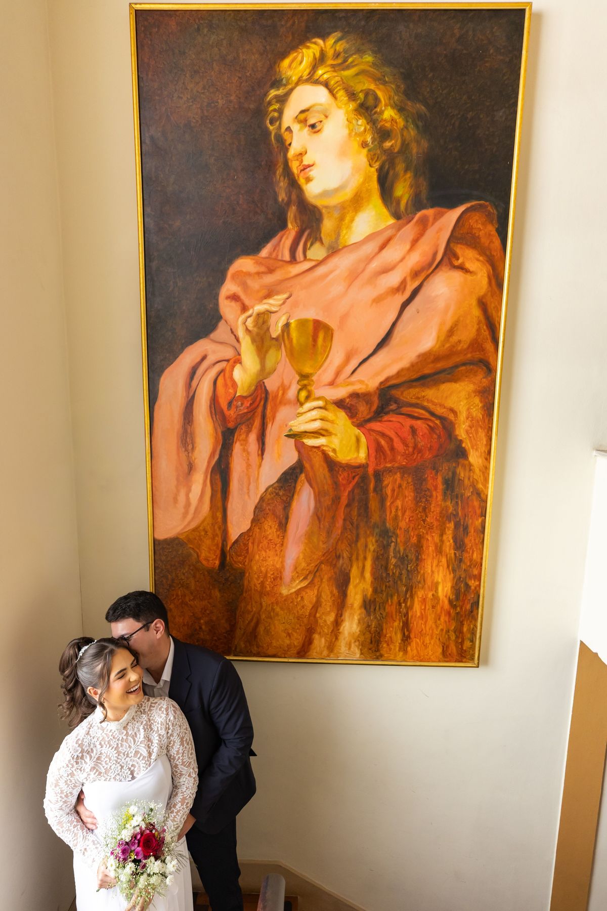 Fotografia de pré-casamento na Casa Belloni cenario com obra de arte