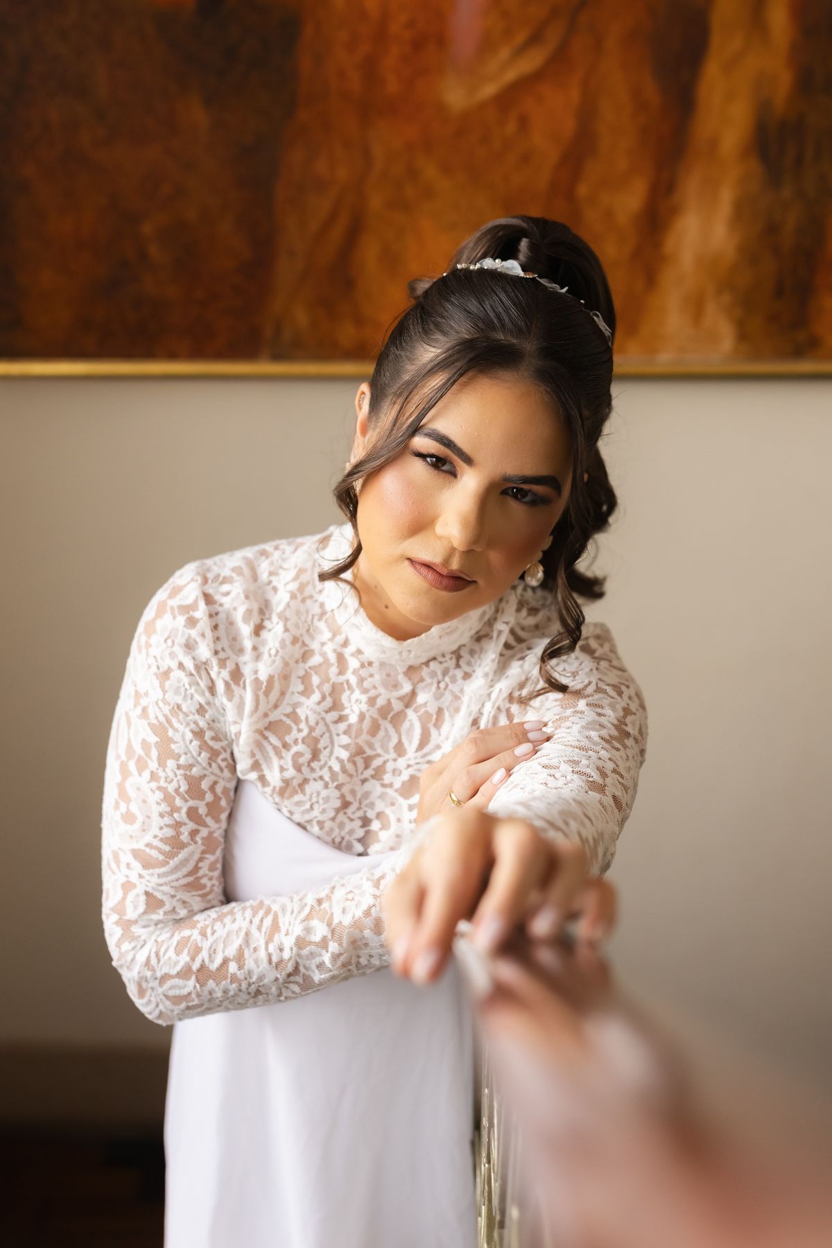 Retrato de noiva com vestido de renda de gola alta e casquete vintage