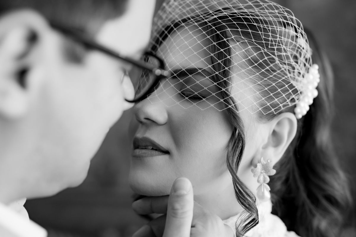 Foto intimista em preto e branco de casal no ensaio pré-casamento vintage