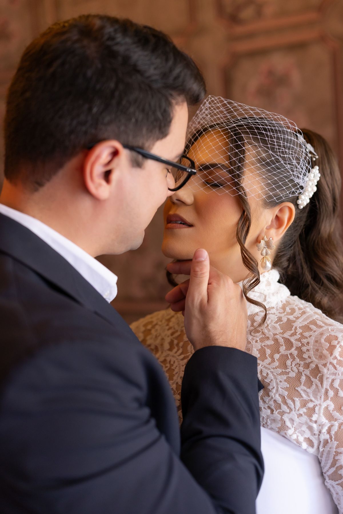 Fotografia de casal romântica com noiva de voilette no ensaio Casa Belloni
