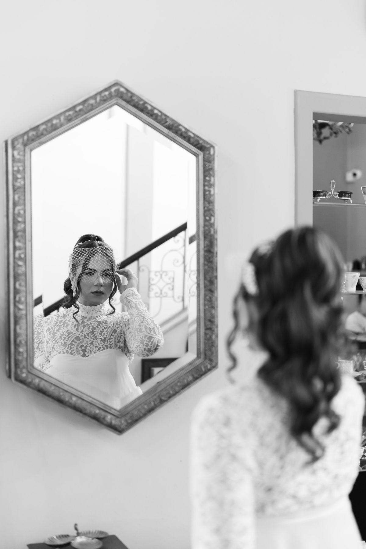 Reflexo no espelho da noiva em fotografia preto e branco de pré-casamento