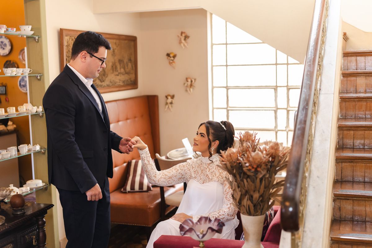 Fotos de casal pré-casamento clássico na Casa Belloni com escada de madeira