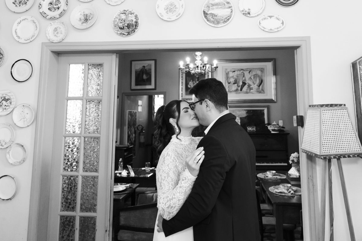 Beijo de casal em ensaio pré-casamento em preto e branco na Casa Bellon