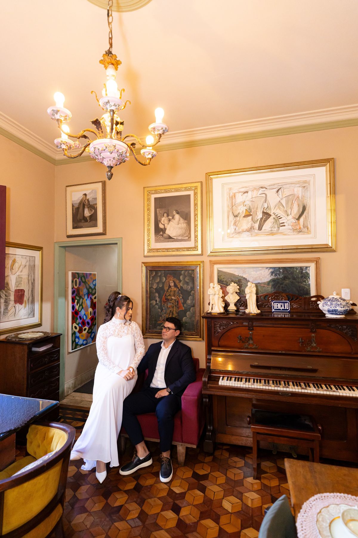 Ensaio pré-casamento vintage na Casa Belloni BH com sala de pianos e quadros