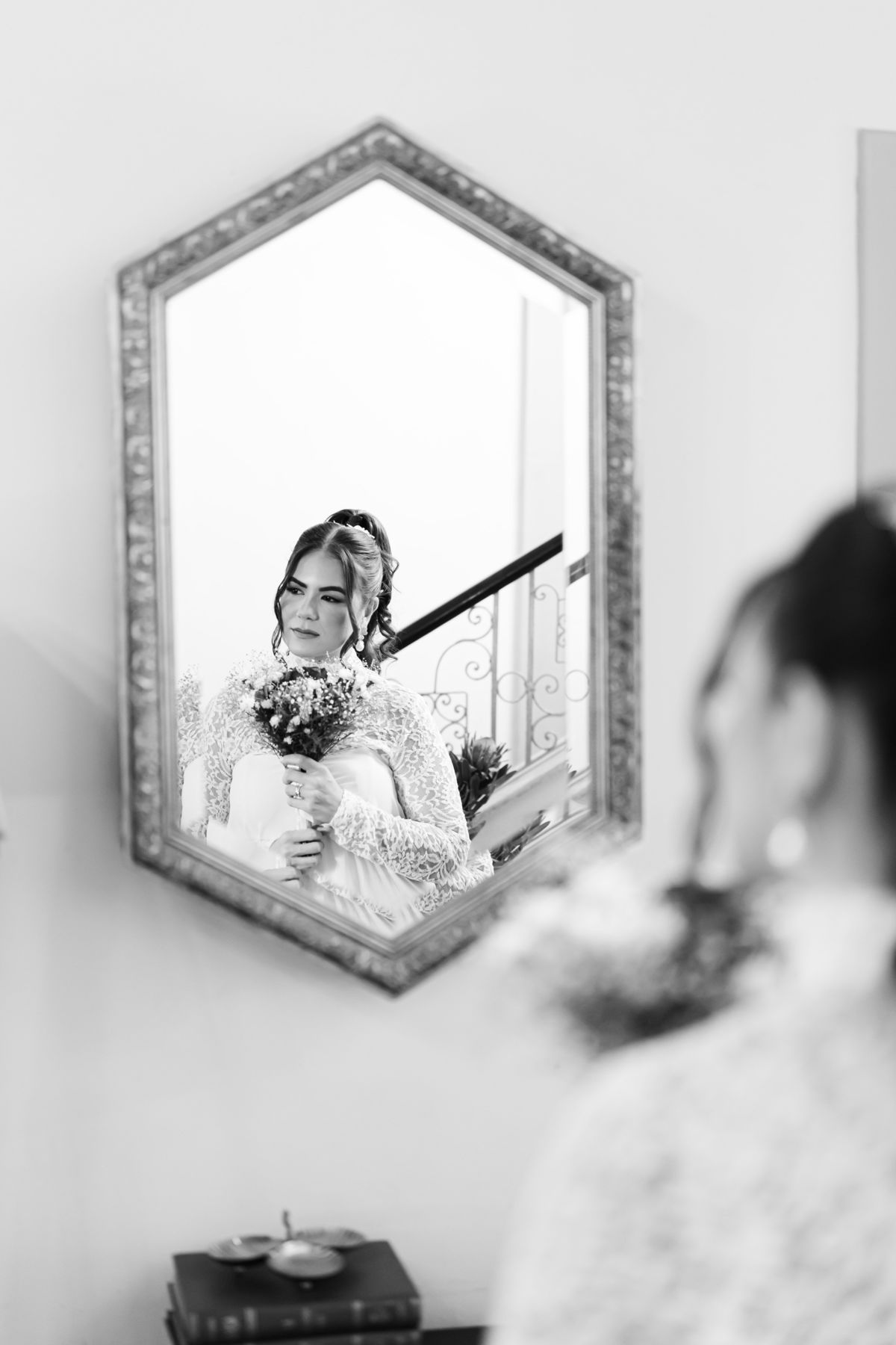 Fotografia artística de noiva no espelho em preto e branco