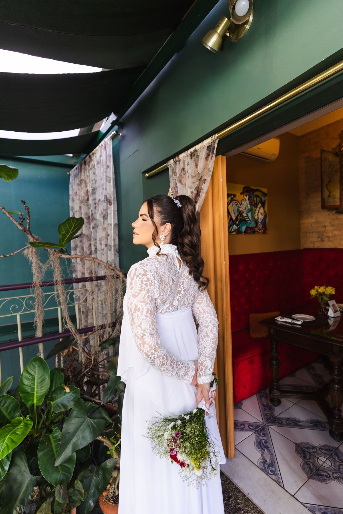 Noiva de vestido vintage em renda no ensaio pré-casamento Casa Belloni BH