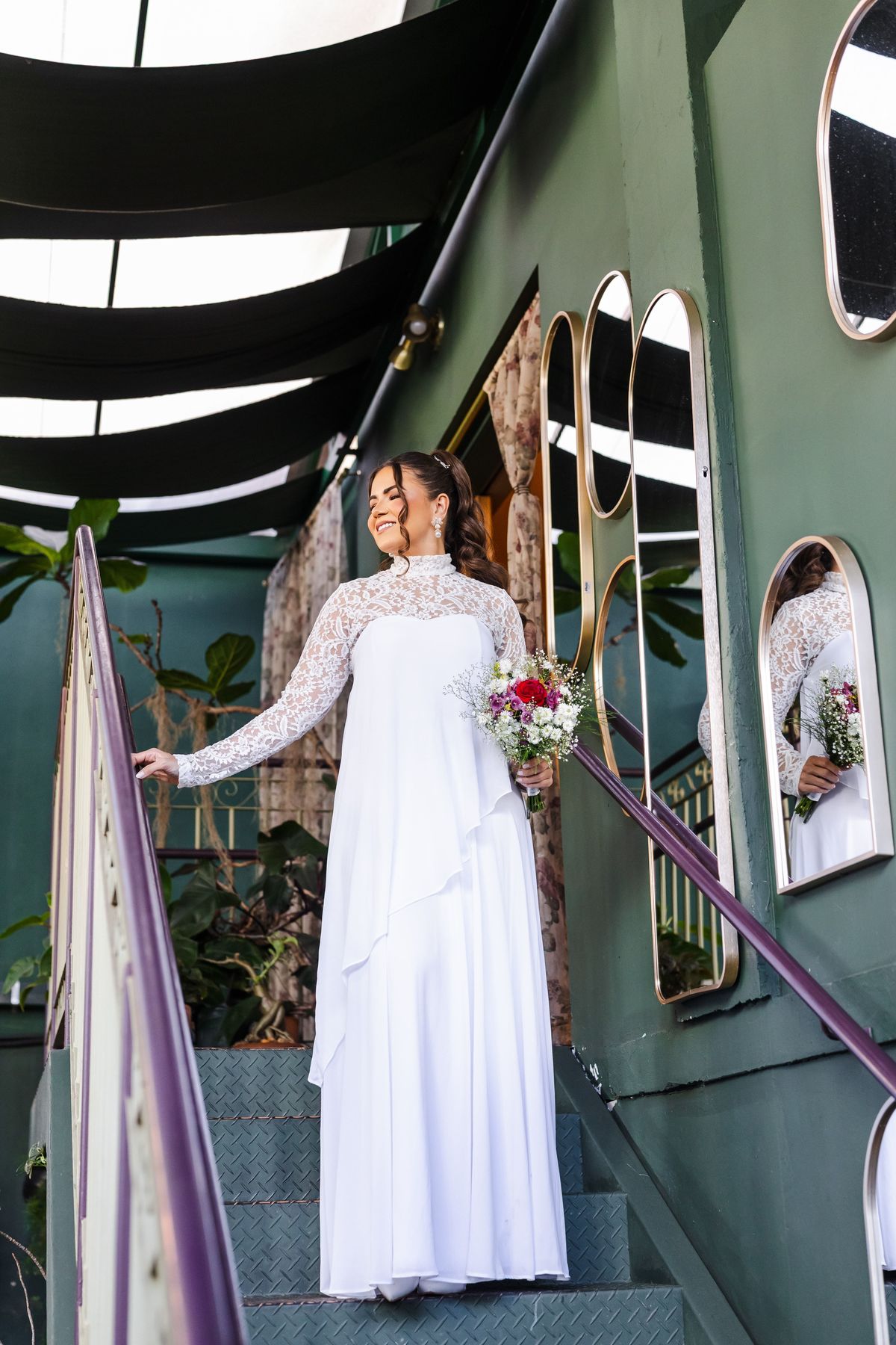 Ensaio pré-casamento na Casa Belloni com noiva vestindo gola alta e buquê