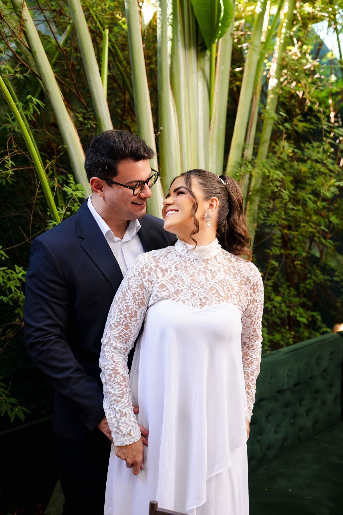 Casal sorrindo em ensaio pré-casamento ao ar livre na Casa Belloni em Belo Horizonte