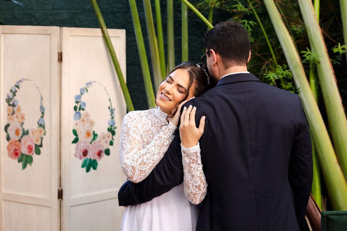 Foto romântica de casal no ensaio pré-casamento vintage com biombo decorado