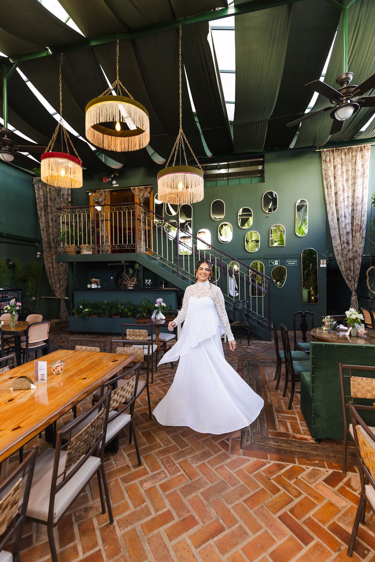 Cenário para ensaio pré-casamento na Casa Belloni BH com parede de espelhos