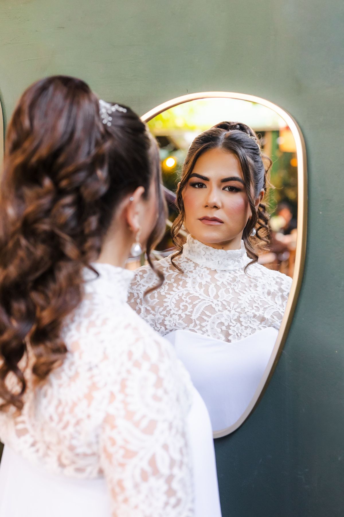 Retrato e reflexo de noiva no espelho em ensaio pré-casamento pré wedding