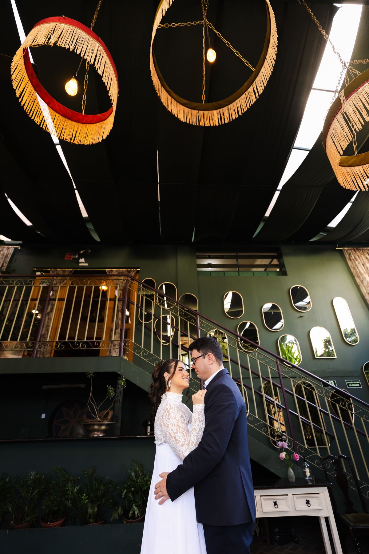 Fotografia artística de pré-casamento na Casa Belloni com parede de espelhos