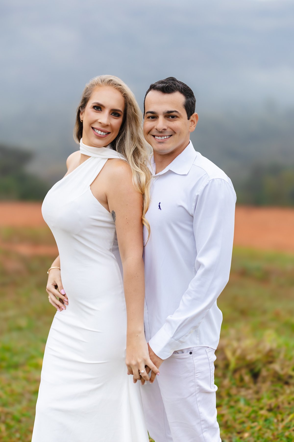 Alef e Rosa abraçados em ensaio pré-casamento nas alturas 