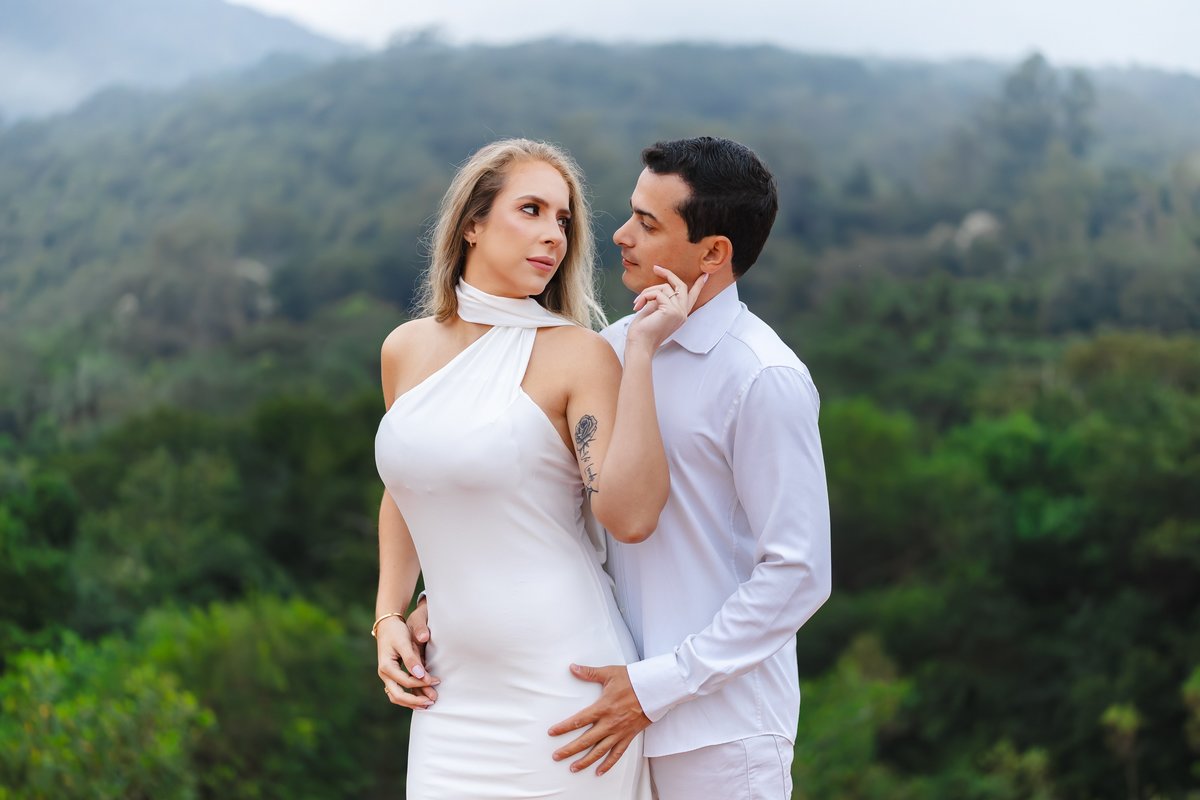Casal em clima romântico no ensaio pré-wedding de balão em Brumadinho