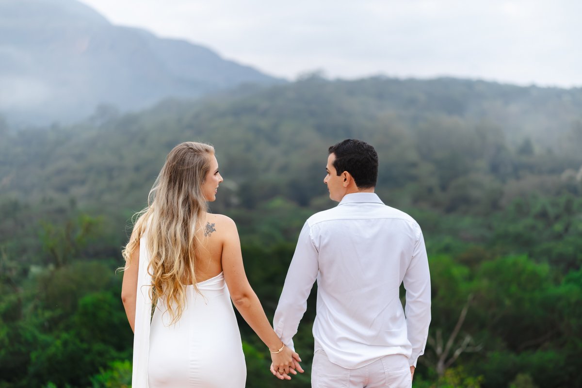 Foto de casal de costas olhando a paisagem de Brumadinho no pré-casamento