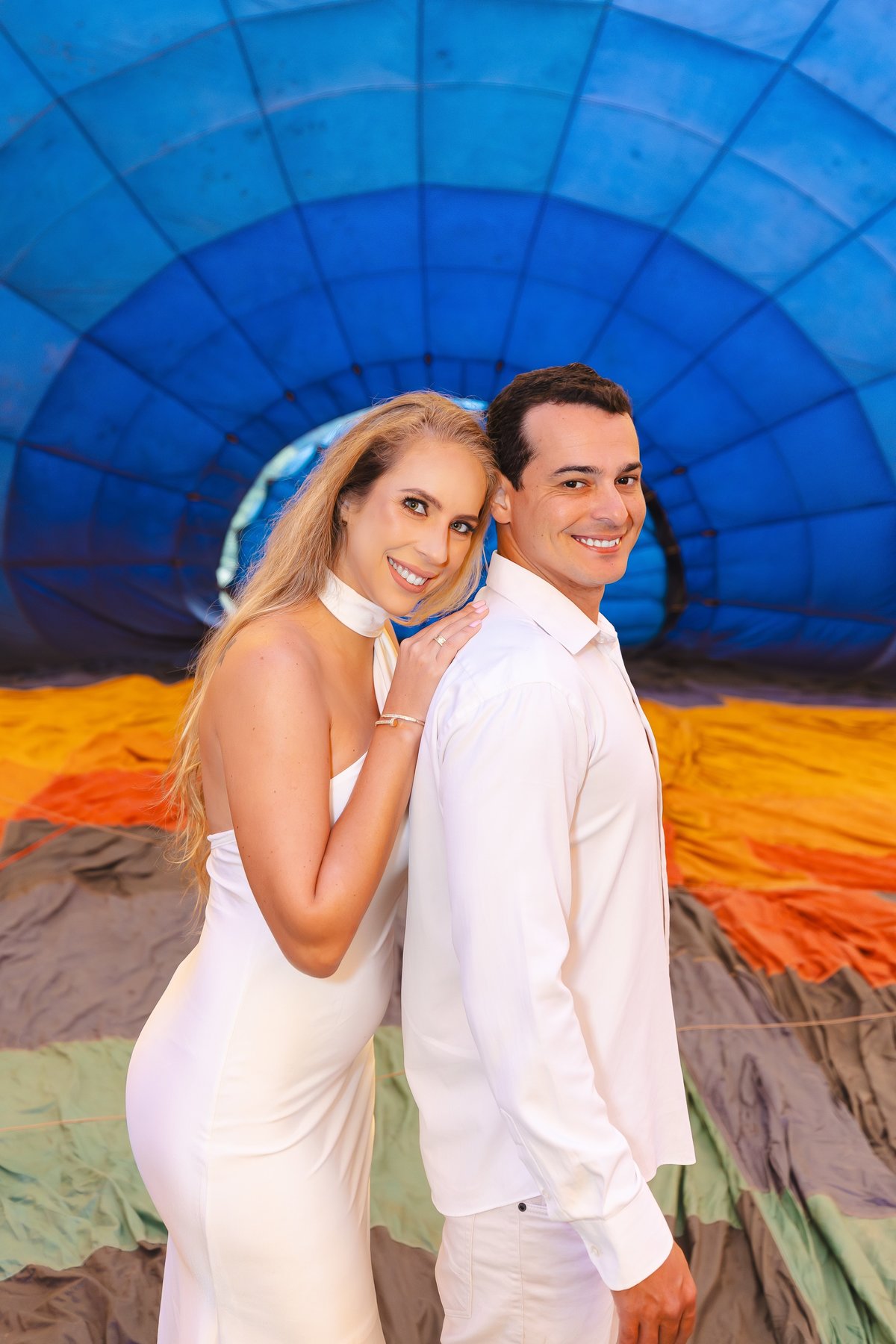 Retrato romântico do casal com o tecido do balão colorido ao fundo