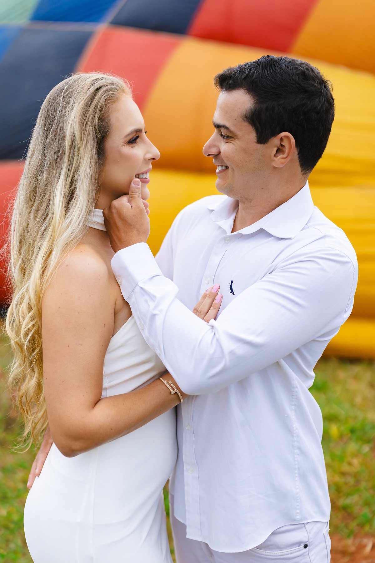 Close dos noivos sorrindo durante ensaio pré-casamento original