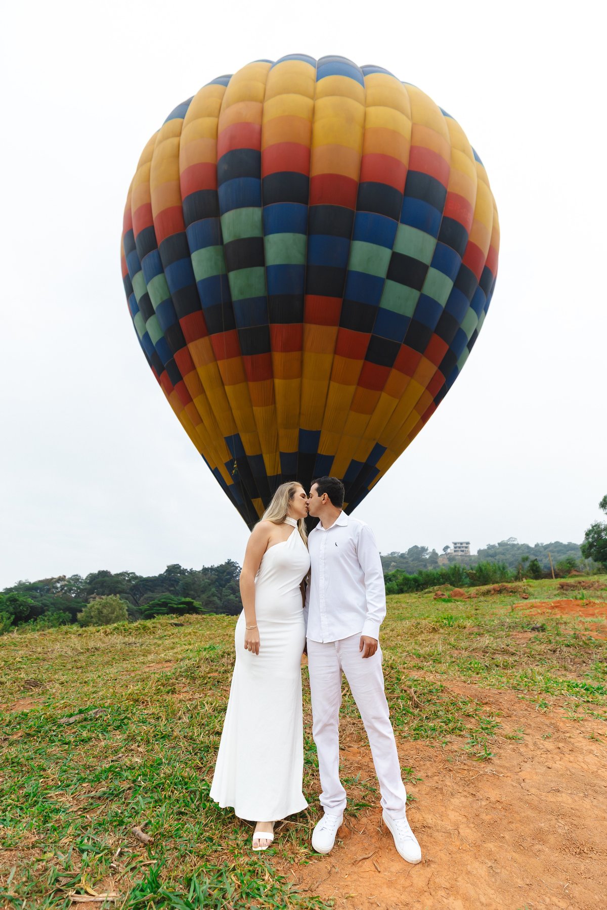 Beijo do casal em frente ao balão de ar quente em Brumadinho MG