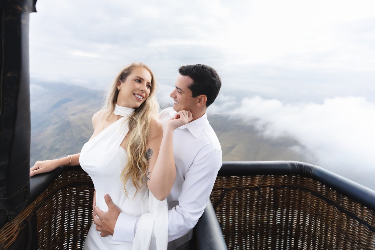 Ensaio pré-wedding no cesto de balão voando nas alturas em Brumadinho