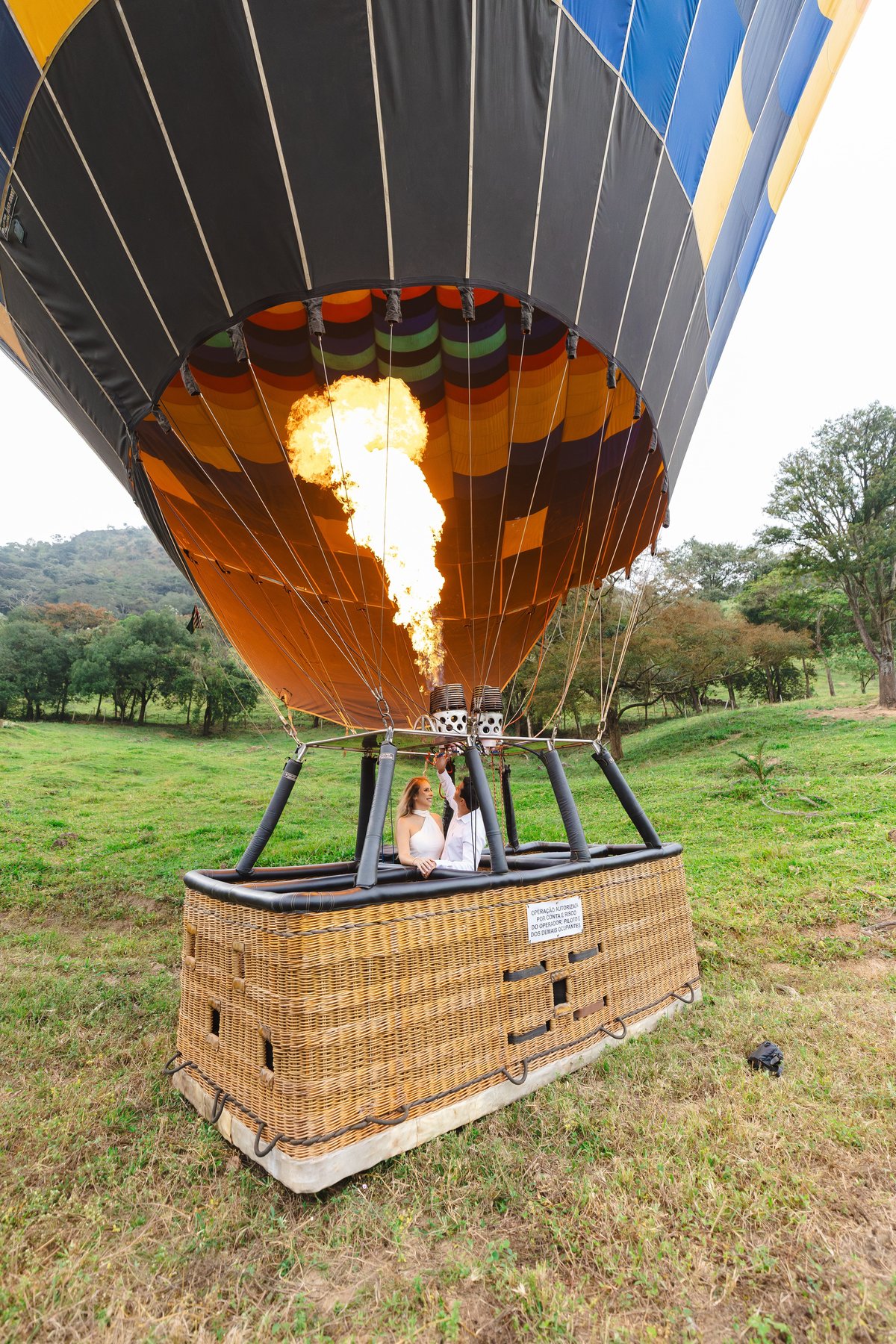 Chama do queimador do balão acesa no ensaio pré-casamento em Brumadinho